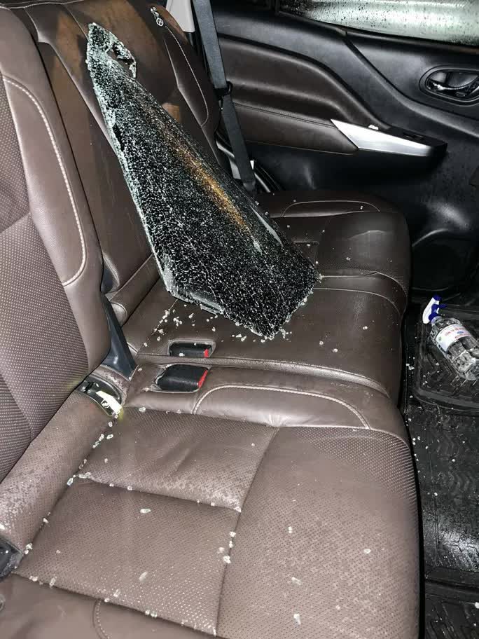 Cửa ô tô bị đập vụn giữa nơi sầm uất, chủ xe kêu mất 50.000 USD  - Ảnh 2.