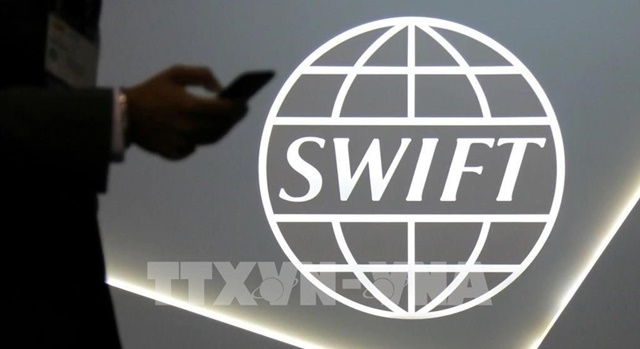 Ủy ban châu Âu đề xuất loại 3 ngân hàng của Nga khỏi SWIFT - Ảnh 1.