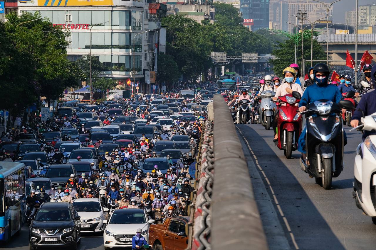 Đường phố Hà Nội lại kẹt cứng sau kỳ nghỉ lễ, người dân len lỏi khắp đường ngang ngõ hẻm để kịp giờ làm  - Ảnh 3.
