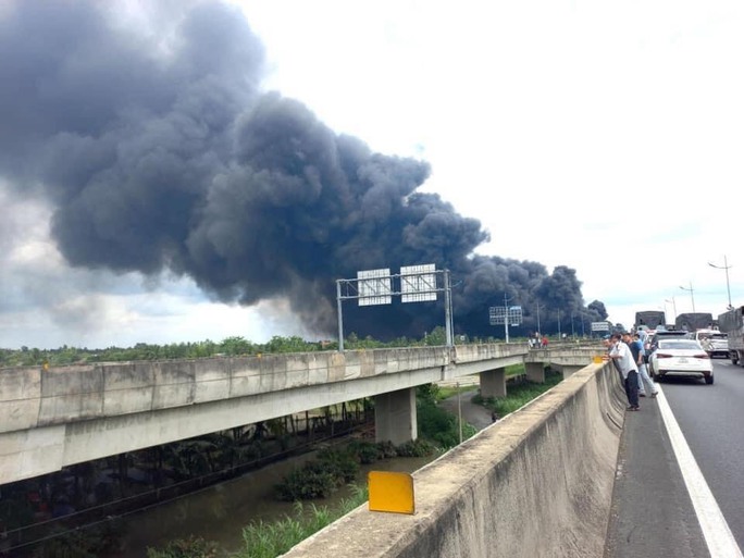  CLIP: Xe chở nhớt cháy rụi trên cao tốc Trung Lương – TP HCM, kẹt xe kéo dài  - Ảnh 7.