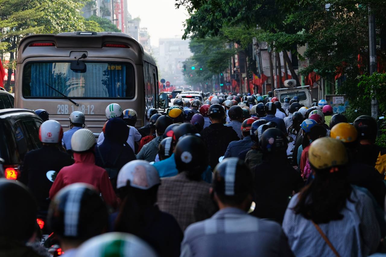 Đường phố Hà Nội lại kẹt cứng sau kỳ nghỉ lễ, người dân len lỏi khắp đường ngang ngõ hẻm để kịp giờ làm  - Ảnh 7.