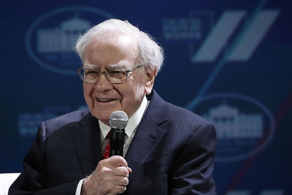 Jeff Bezos hỏi Warren Buffett: Cách đầu tư của ông rất đơn giản, tại sao ít người học được? Hóa ra ai cũng mắc 1 sai lầm, muốn làm giàu thì thay đổi ngay - Ảnh 2.
