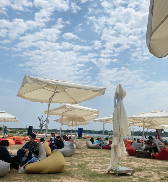 Trải nghiệm quán cafe camping mới ra bên trên Hà Nội: Ngồi bến bãi sông Hồng tuy nhiên tưởng chừng đang được ở thân thiện Seoul - Hình ảnh 6.