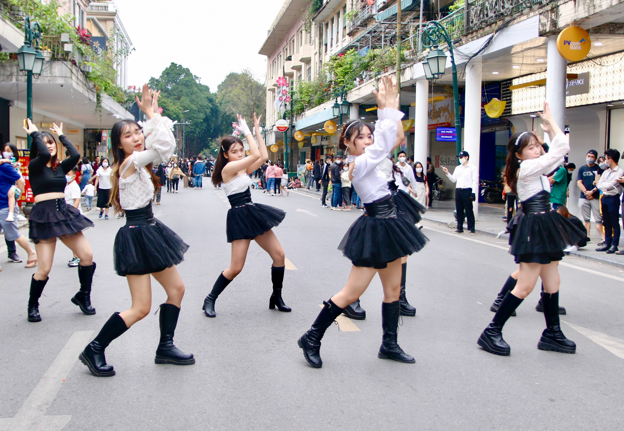  Hà Nội ‘nở rộ phố đi bộ: Chốn vui chơi cuối tuần cho người dân ngày càng đa dạng - Ảnh 2.