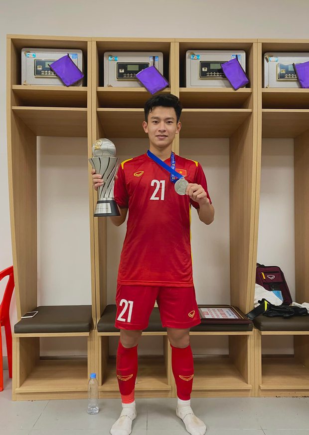 Điểm danh dàn nam thần U23 Việt Nam đổ bộ SEA Games 31: Cao 1m8 trở lên, đẹp trai miễn bàn! - Ảnh 4. Điểm danh dàn nam thần U23 Việt Nam đổ bộ SEA Games 31: Cao 1m8 trở lên, đẹp trai miễn bàn! - Ảnh 4.