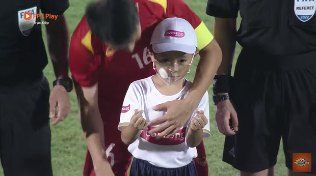 Cậu bé đặc biệt xuất hiện trong trận mở màn của U23 Việt Nam tại SEA Games: Là con trai Văn Quyết, cháu ngoại cựu chủ tịch CLB Sài Gòn - Ảnh 3.