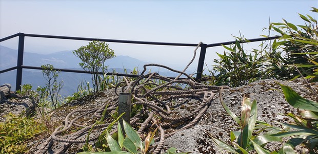  Cận cảnh nơi nữ du khách U60 rơi xuống suốt 7 ngày ở Yên Tử: Vực sâu hàng trăm mét, vách núi dựng đứng - Ảnh 6.