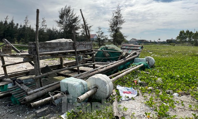  Ngổn ngang ‘nghĩa địa’ bè mảng ở bờ biển Nghệ An  - Ảnh 1.