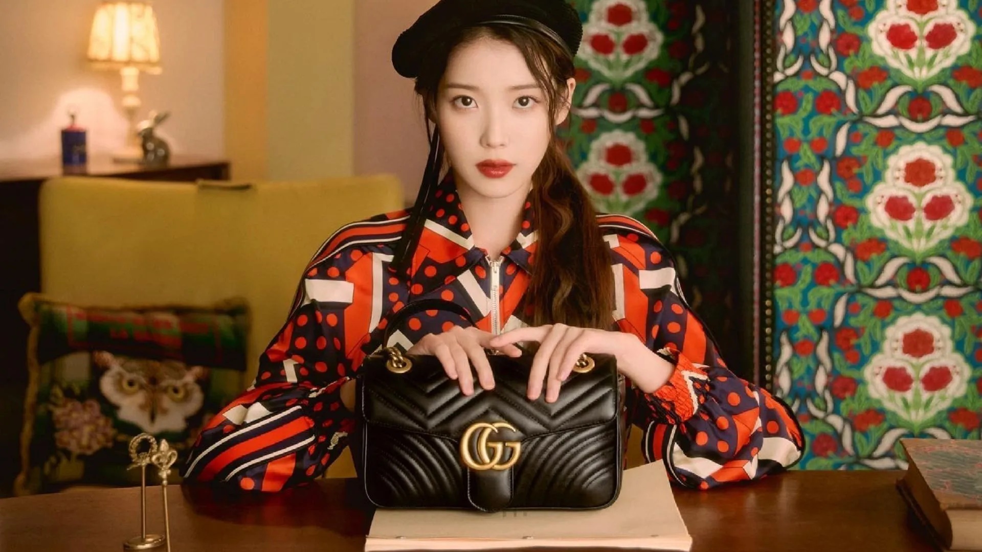 Chiếc túi biểu tượng Gucci là một sản phẩm không thể thiếu trong bộ sưu tập thời trang của bạn. Hãy cùng ngắm nhìn những hình ảnh của chiếc túi này để hiểu rõ hơn về tinh thần của thương hiệu Gucci.