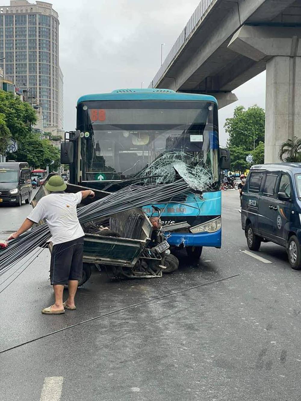  Xe chở sắt xuyên thủng xe buýt trên phố Hà Nội, hiện trường gây thấy kinh - Ảnh 2.