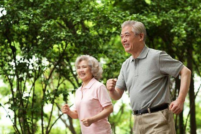 Làm 1 việc sau bữa ăn vừa tốt cho tim mạch lại ổn định đường huyết, người ngoài 50 tuổi nên làm thêm 2 việc có lợi không kém đi bộ - Ảnh 1.