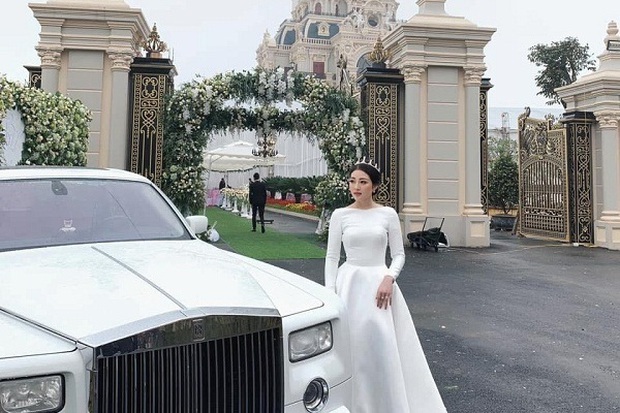  Chủ nhân toà lâu đài 7 tầng ở Nam Định - mẹ cô dâu 200 cây vàng sở hữu thần thái và nhan sắc khiến người đối diện trầm trồ - Ảnh 1.