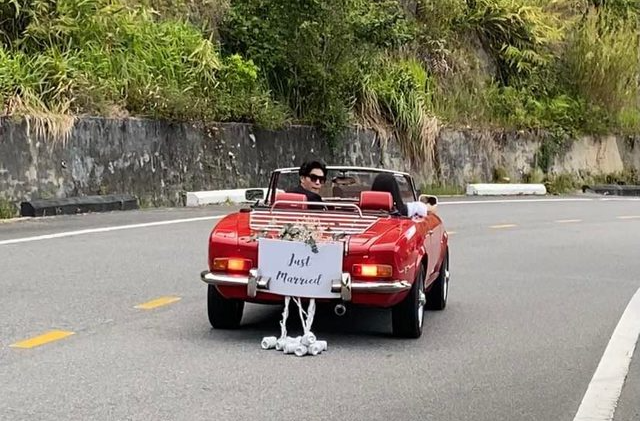 Xe cưới của Ngô Thanh Vân hoá ra là Fiat 124 Sport Spider mà Ông Cao Thắng từng cầm lái tới rước Đông Nhi 3 năm trước - Ảnh 1.