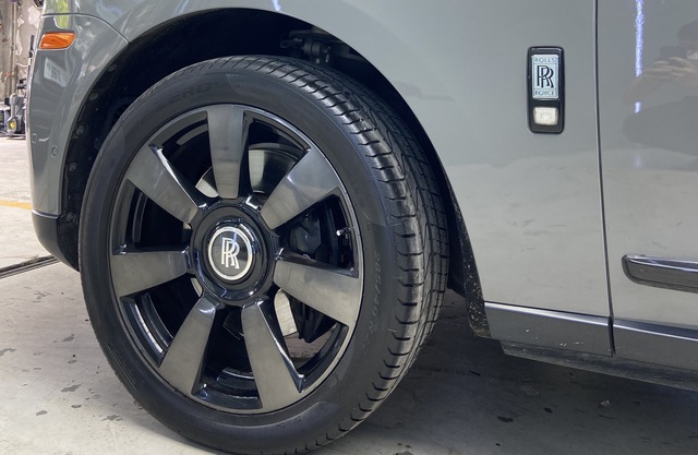 Chủ Rolls-Royce Cullinan màu độc nhất Việt Nam chi hàng chục triệu đồng cho 2 ngày đổi gió màu mới - Lớp giấy đặc biệt đắt hơn chiếc Honda Lead - Ảnh 4.
