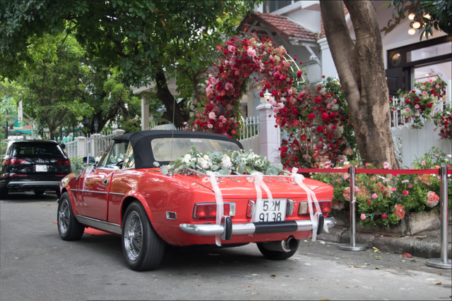 Xe cưới của Ngô Thanh Vân hoá ra là Fiat 124 Sport Spider mà Ông Cao Thắng từng cầm lái tới rước Đông Nhi 3 năm trước - Ảnh 4.