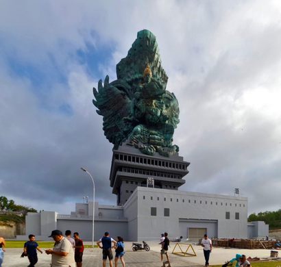 Bức tượng khổng lồ xây gần 3 thập kỷ mới hoàn thành, nằm ở vùng đất nổi tiếng mà ai cũng muốn đến một lần trong đời - Ảnh 6.