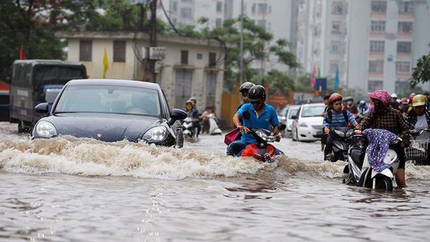 Hà Nội mưa lớn kéo dài, dân văn phòng mệt mỏi vì thời tiết, khốn đốn vì combo giá xăng - xe ôm - ship - đồ ăn tăng cao - Ảnh 2.