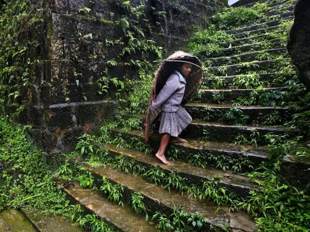 Hà Nội đang vào mùa mưa thất thường như cô người yêu, bạn có muốn thử trải nghiệm cuộc sống ở ngôi làng mưa nhiều nhất thế giới thế nào không? - Ảnh 14.