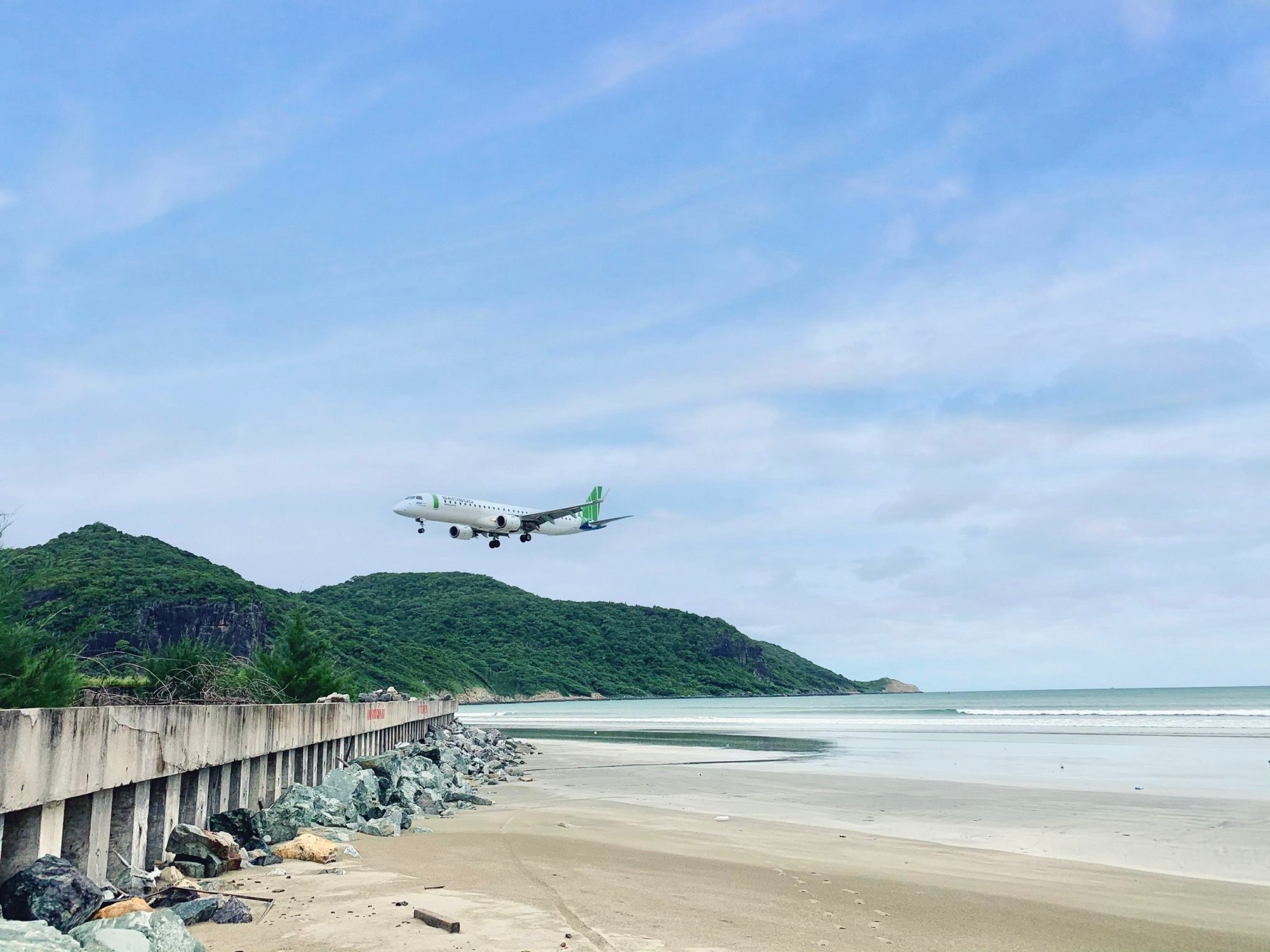 Chiêm ngưỡng bãi biển hoang sơ nằm trong top đẹp nhất thế giới với view máy  bay ngay trước mắt, tuổi trẻ nhất định phải “check-in” một lần