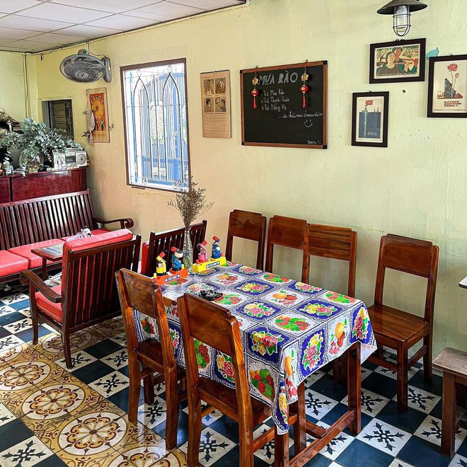 TP.HCM có 4 quán cà phê “bán vé” quay về tuổi thơ: Có đủ từ xí muội, kẹo C, mì trẻ em đến trò chơi điện tử chứa chan kỉ niệm - Ảnh 2. TP.HCM có 4 quán cà phê “bán vé” quay về tuổi thơ: Có đủ từ xí muội, kẹo C, mì trẻ em đến trò chơi điện tử chứa chan kỉ niệm - Ảnh 2.