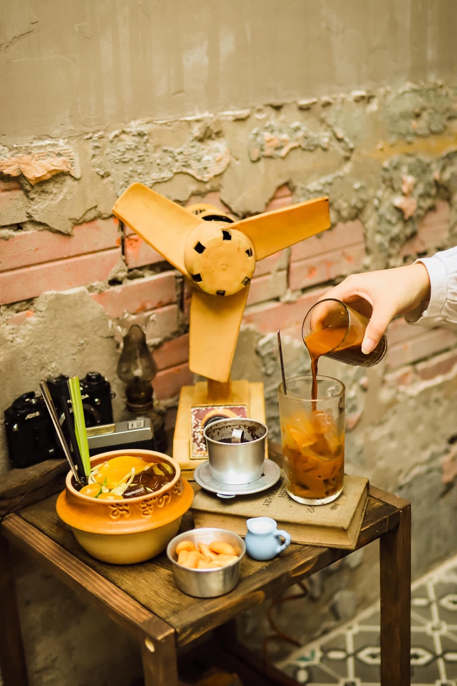 TP.HCM có 4 quán cà phê “bán vé” quay về tuổi thơ: Có đủ từ xí muội, kẹo C, mì trẻ em đến trò chơi điện tử chứa chan kỉ niệm - Ảnh 16. TP.HCM có 4 quán cà phê “bán vé” quay về tuổi thơ: Có đủ từ xí muội, kẹo C, mì trẻ em đến trò chơi điện tử chứa chan kỉ niệm - Ảnh 16.