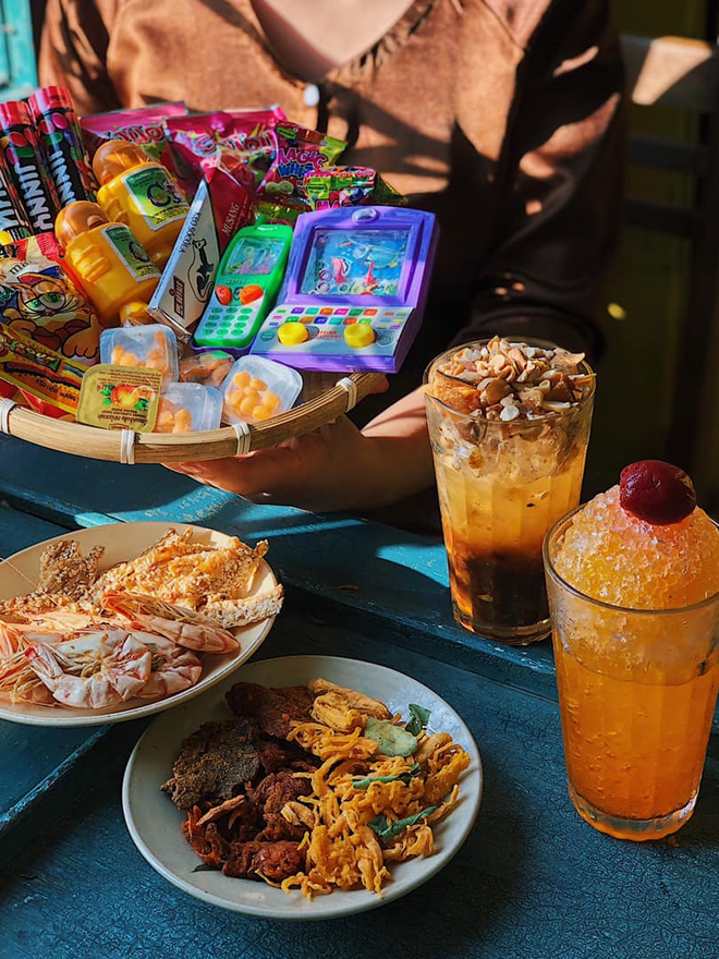 TP.HCM có 4 quán cà phê “bán vé” quay về tuổi thơ: Có đủ từ xí muội, kẹo C, mì trẻ em đến trò chơi điện tử chứa chan kỉ niệm - Ảnh 20. TP.HCM có 4 quán cà phê “bán vé” quay về tuổi thơ: Có đủ từ xí muội, kẹo C, mì trẻ em đến trò chơi điện tử chứa chan kỉ niệm - Ảnh 20.