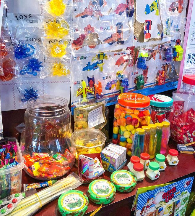 TP.HCM có 4 quán cà phê “bán vé” quay về tuổi thơ: Có đủ từ xí muội, kẹo C, mì trẻ em đến trò chơi điện tử chứa chan kỉ niệm  - Ảnh 4.