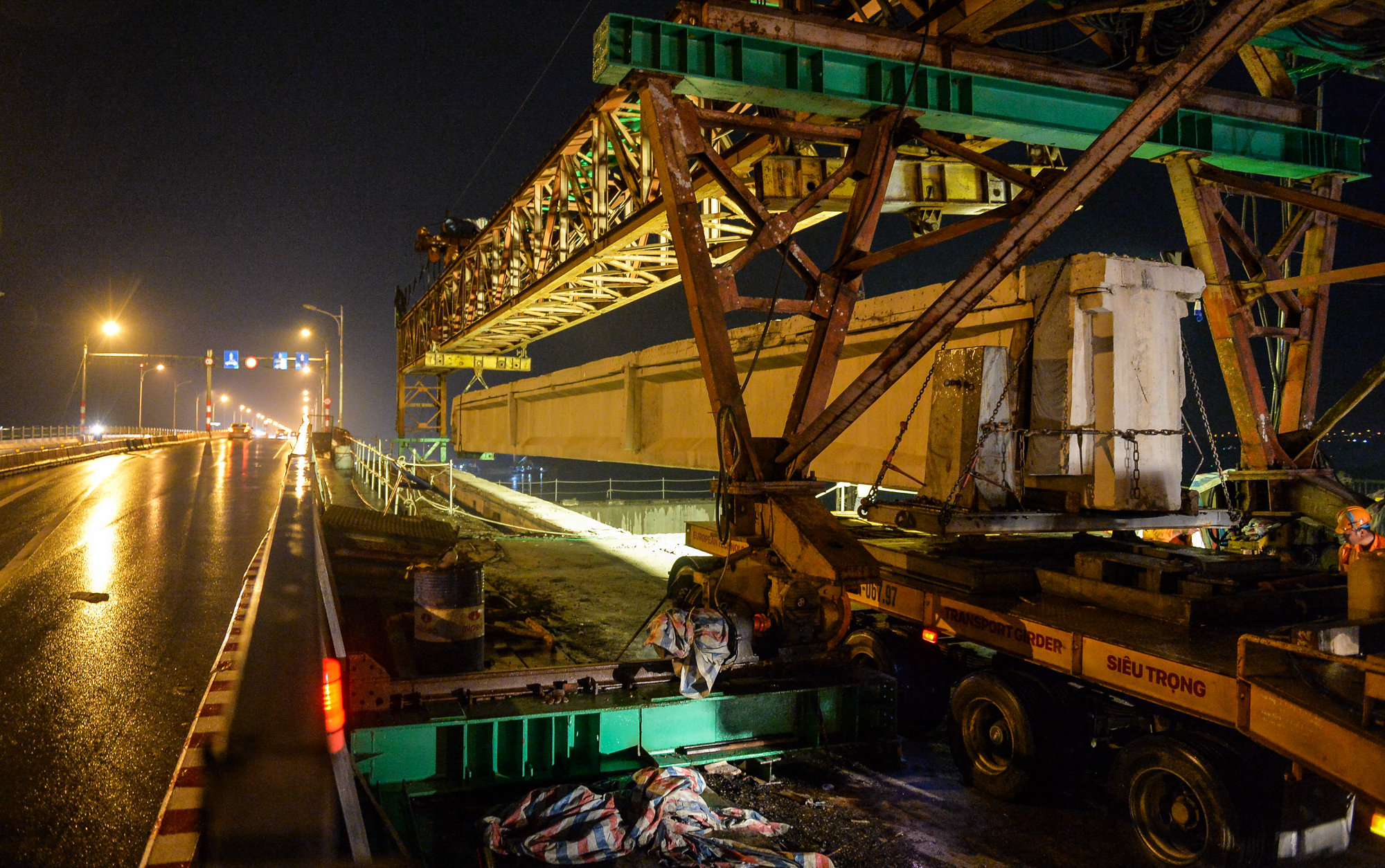  Trắng đêm dùng siêu xe 52 bánh tháo phiến dầm 68 tấn của cầu Vĩnh Tuy - Ảnh 4.