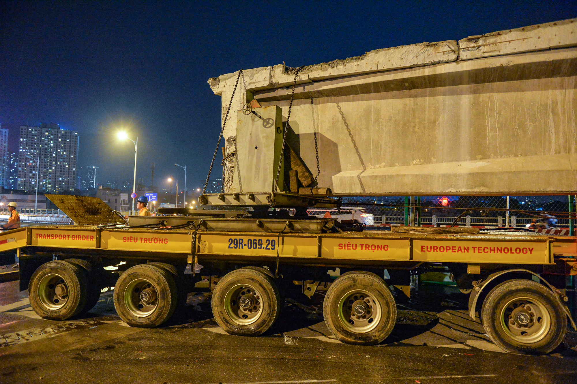  Trắng đêm dùng siêu xe 52 bánh tháo phiến dầm 68 tấn của cầu Vĩnh Tuy - Ảnh 5.