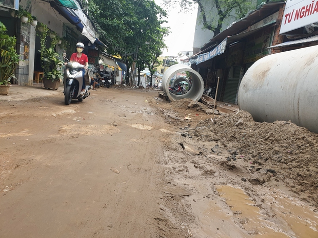  Hơn 100m đường gần sân bay Tân Sơn Nhất làm 2 năm chưa xong, mở cửa ra là thấy... ống cống - Ảnh 2.