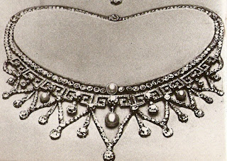 Báu vật gần 100 năm tuổi của Hoàng gia Anh: Chứa chi tiết đặc biệt mà Công nương Kate được sử dụng hai lần - Ảnh 1.
