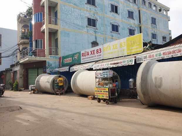  Hơn 100m đường gần sân bay Tân Sơn Nhất làm 2 năm chưa xong, mở cửa ra là thấy... ống cống - Ảnh 4.