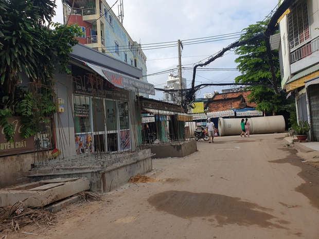  Hơn 100m đường gần sân bay Tân Sơn Nhất làm 2 năm chưa xong, mở cửa ra là thấy... ống cống - Ảnh 9.