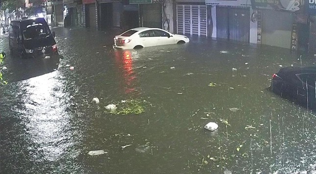  Mưa chỉ hơn 1 giờ, nhiều tuyến phố Hà Nội ngập trong nước  - Ảnh 1.