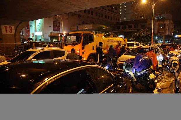  Toàn cảnh Hà Nội sau trận mưa lớn tối 13/6: Đường phố ngập lút bánh xe, người dân vất vả lội nước về nhà lúc nửa đêm - Ảnh 3.