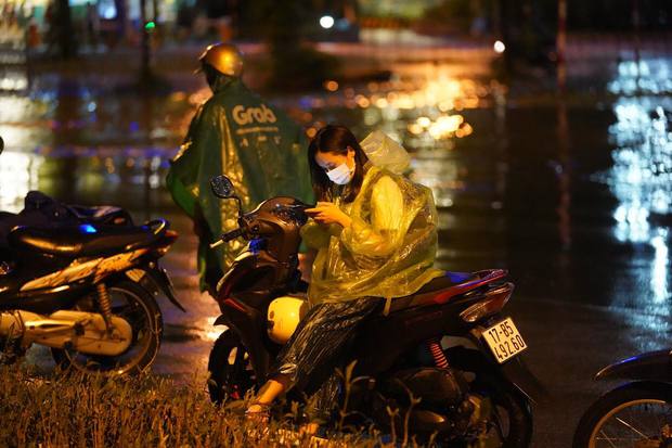  Toàn cảnh Hà Nội sau trận mưa lớn tối 13/6: Đường phố ngập lút bánh xe, người dân vất vả lội nước về nhà lúc nửa đêm - Ảnh 13.