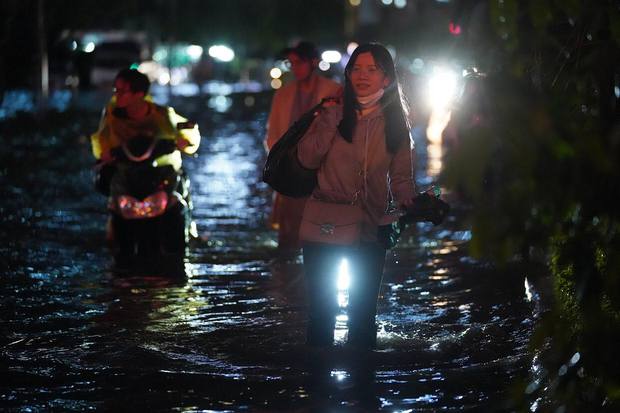  Toàn cảnh Hà Nội sau trận mưa lớn tối 13/6: Đường phố ngập lút bánh xe, người dân vất vả lội nước về nhà lúc nửa đêm - Ảnh 14.