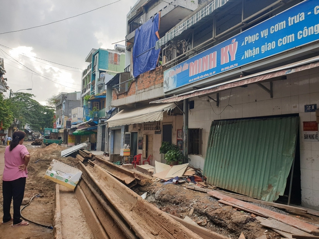 Hơn 100m đường gần sân bay Tân Sơn Nhất làm 2 năm chưa xong, mở cửa ra là thấy... ống cống - Ảnh 13.