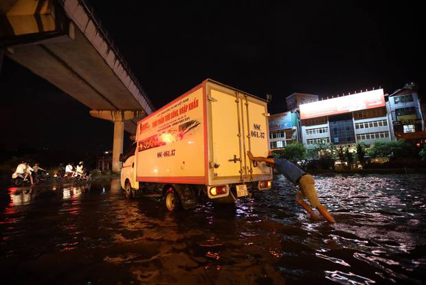  Toàn cảnh Hà Nội sau trận mưa lớn tối 13/6: Đường phố ngập lút bánh xe, người dân vất vả lội nước về nhà lúc nửa đêm - Ảnh 15.