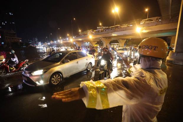  Toàn cảnh Hà Nội sau trận mưa lớn tối 13/6: Đường phố ngập lút bánh xe, người dân vất vả lội nước về nhà lúc nửa đêm - Ảnh 16.