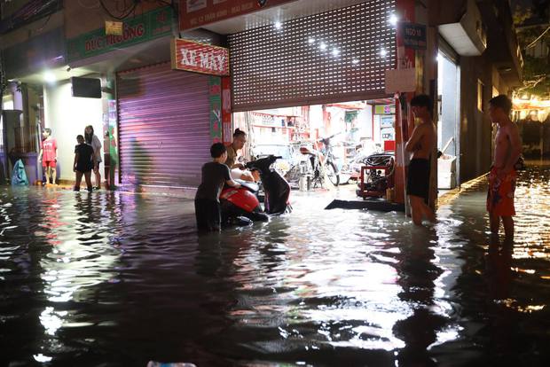  Toàn cảnh Hà Nội sau trận mưa lớn tối 13/6: Đường phố ngập lút bánh xe, người dân vất vả lội nước về nhà lúc nửa đêm - Ảnh 17.