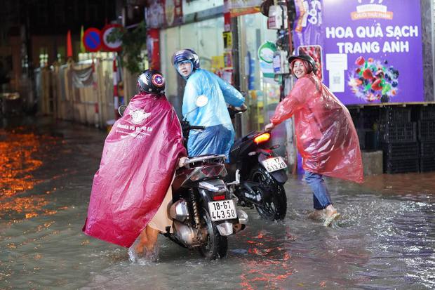  Toàn cảnh Hà Nội sau trận mưa lớn tối 13/6: Đường phố ngập lút bánh xe, người dân vất vả lội nước về nhà lúc nửa đêm - Ảnh 19.