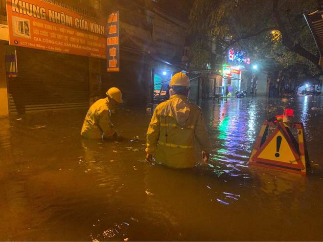  Toàn cảnh Hà Nội sau trận mưa lớn tối 13/6: Đường phố ngập lút bánh xe, người dân vất vả lội nước về nhà lúc nửa đêm - Ảnh 20.