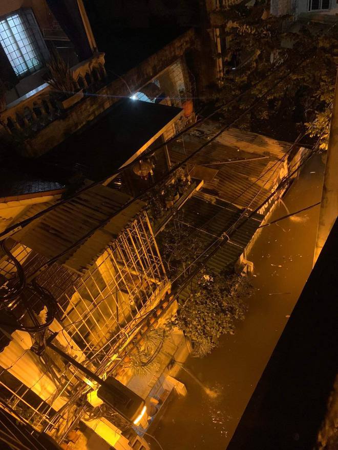  Toàn cảnh Hà Nội sau trận mưa lớn tối 13/6: Đường phố ngập lút bánh xe, người dân vất vả lội nước về nhà lúc nửa đêm - Ảnh 21.