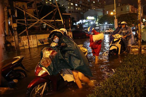  Toàn cảnh Hà Nội sau trận mưa lớn tối 13/6: Đường phố ngập lút bánh xe, người dân vất vả lội nước về nhà lúc nửa đêm - Ảnh 4.
