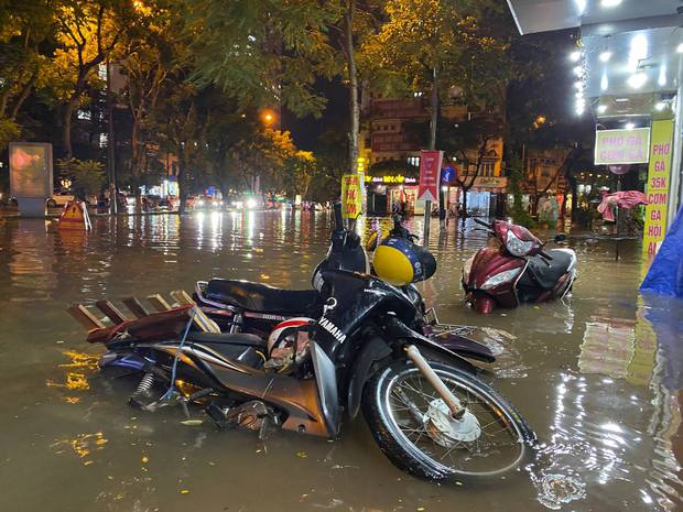  Toàn cảnh Hà Nội sau trận mưa lớn tối 13/6: Đường phố ngập lút bánh xe, người dân vất vả lội nước về nhà lúc nửa đêm - Ảnh 23.