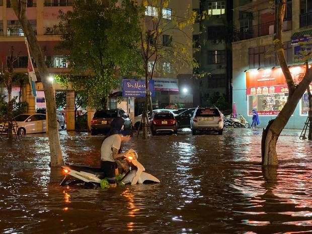  Toàn cảnh Hà Nội sau trận mưa lớn tối 13/6: Đường phố ngập lút bánh xe, người dân vất vả lội nước về nhà lúc nửa đêm - Ảnh 24.