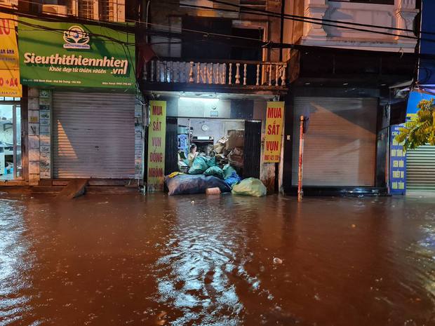  Toàn cảnh Hà Nội sau trận mưa lớn tối 13/6: Đường phố ngập lút bánh xe, người dân vất vả lội nước về nhà lúc nửa đêm - Ảnh 26.