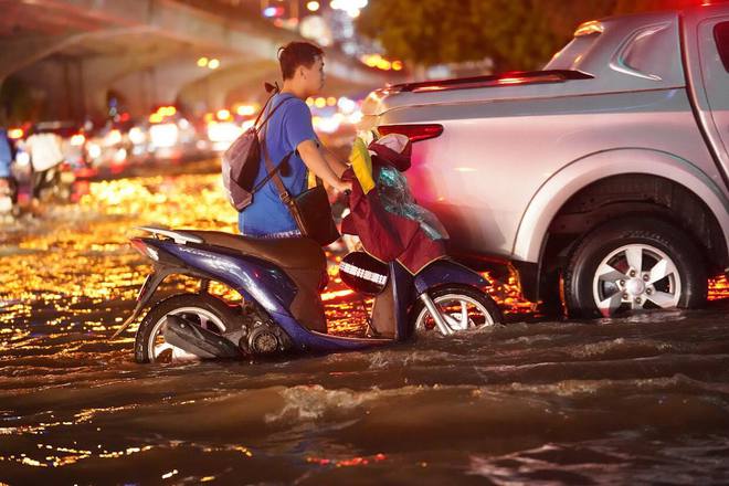  Toàn cảnh Hà Nội sau trận mưa lớn tối 13/6: Đường phố ngập lút bánh xe, người dân vất vả lội nước về nhà lúc nửa đêm - Ảnh 7.