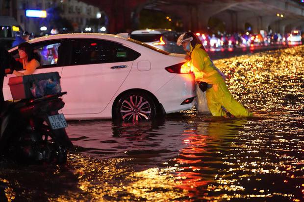  Toàn cảnh Hà Nội sau trận mưa lớn tối 13/6: Đường phố ngập lút bánh xe, người dân vất vả lội nước về nhà lúc nửa đêm - Ảnh 9.